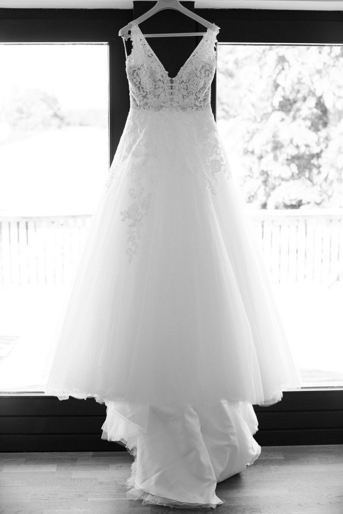 Brautkleid vor Fenster