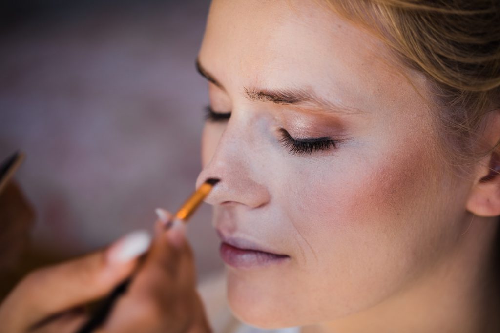 Detailaufnahme des Gesichts der braut beim Getting Ready