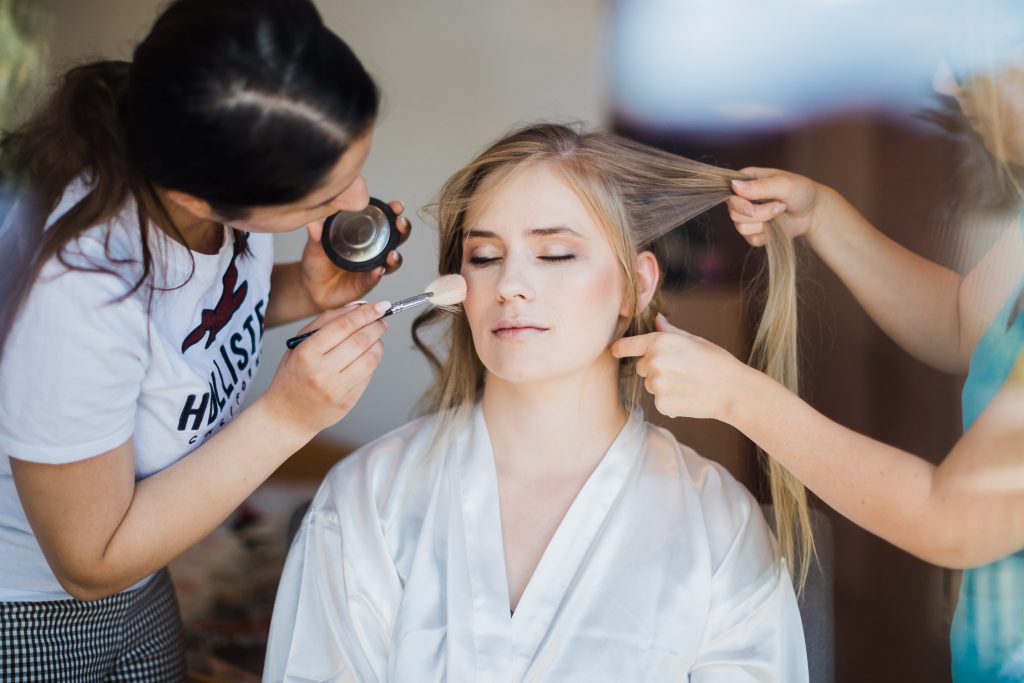 Braut mit Stylistin und Makeup Artist