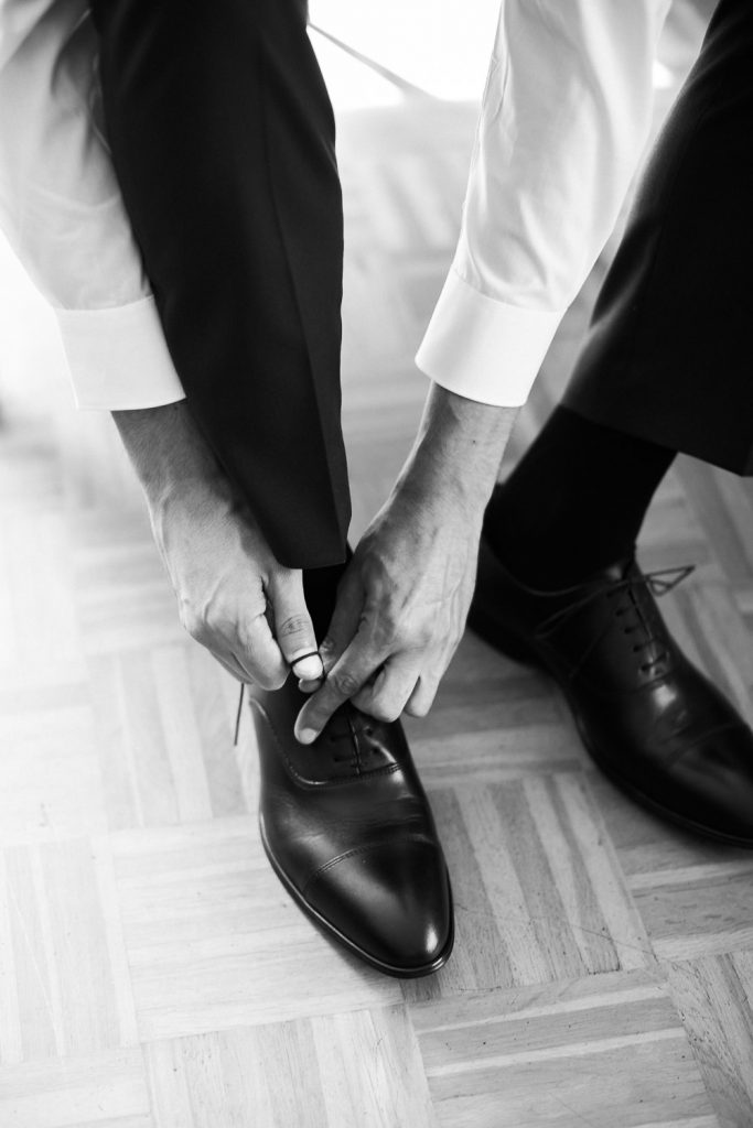 Bräutigam bindet sich die Schuhe zu