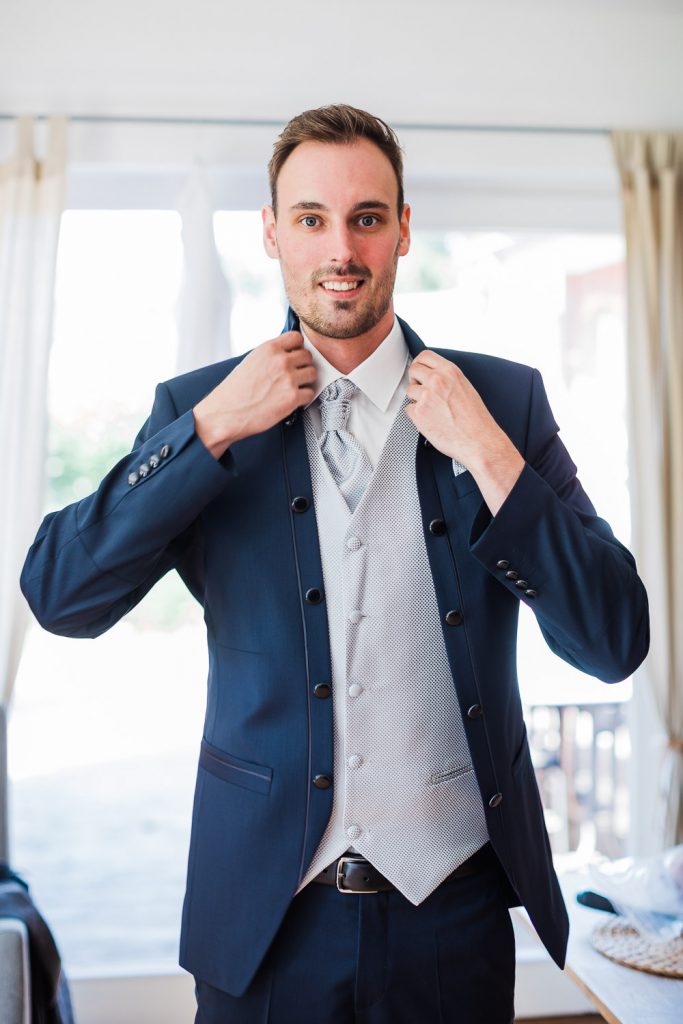 Bräutigam beim Getting Ready