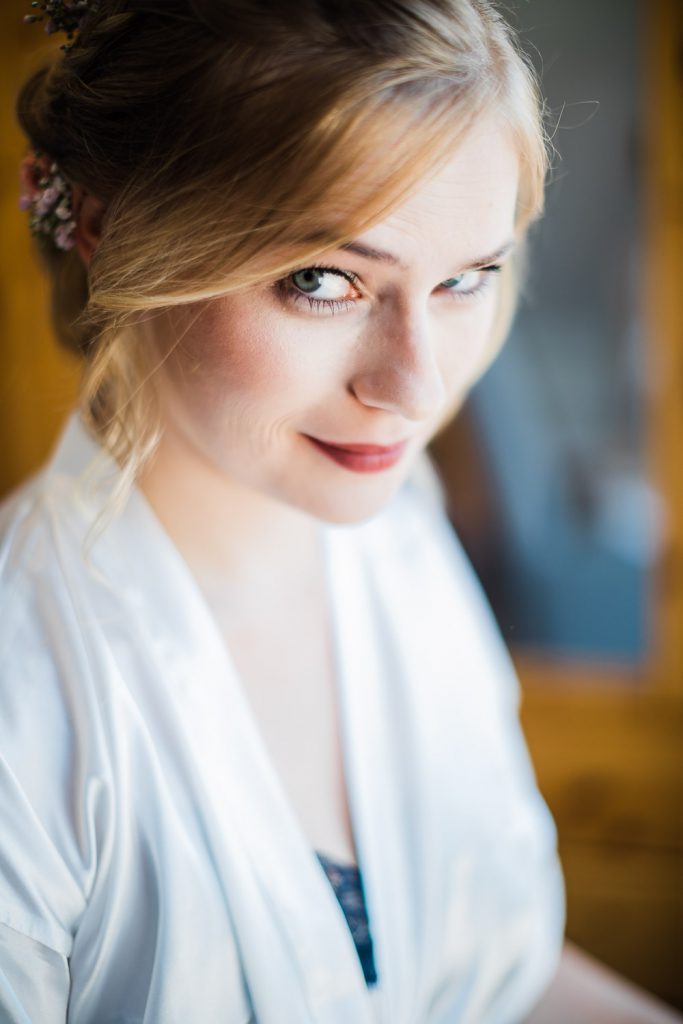 Braut im Morgenmantel beim Getting Ready