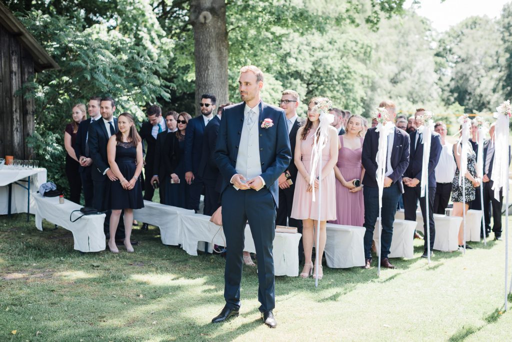 Bräutigam wartet auf Braut