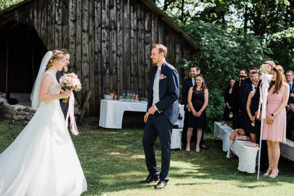 Bruder bringt Braut zur Trauung