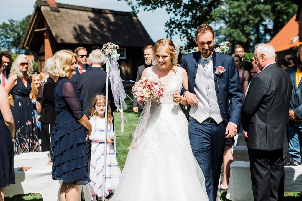 Braut und Bräutigam bei freier Trauung am Garten des Eggershof bei Soltau