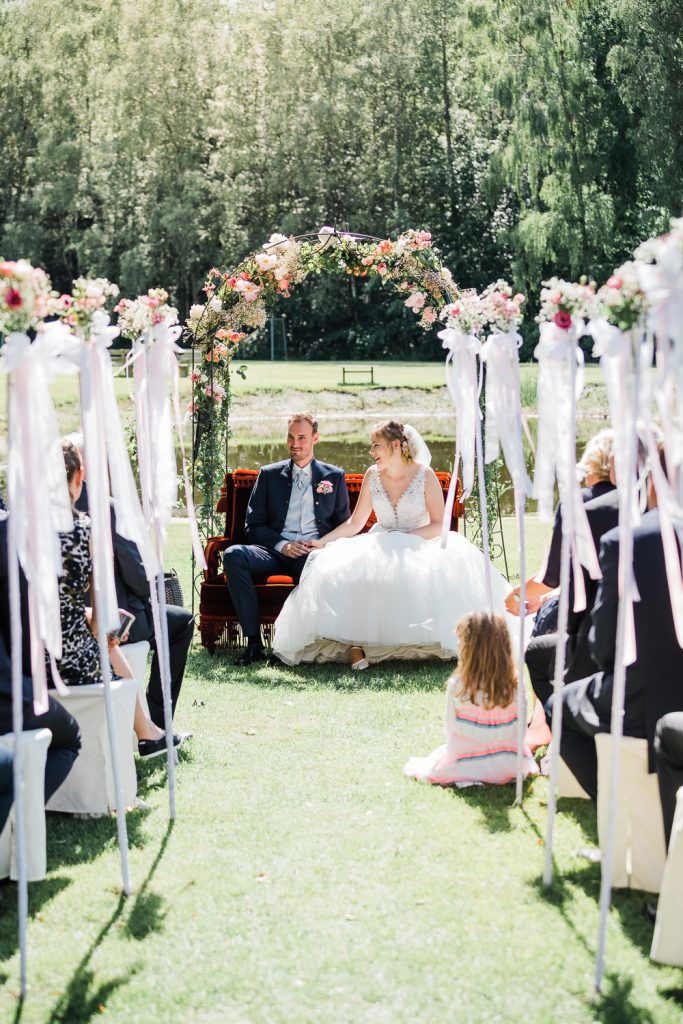 Braut und Bräutigam auf dem Sofa bei freier Trauung