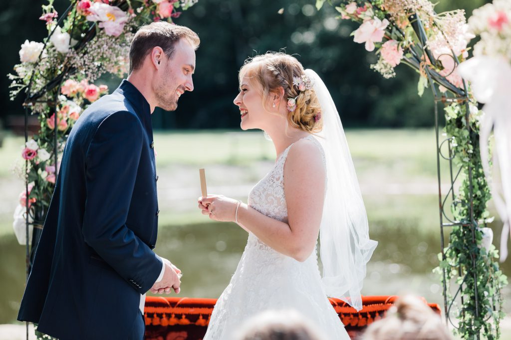 Braut und Bräutigam geben sich Eheversprechen