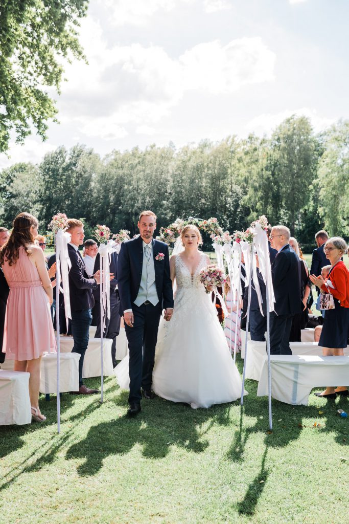 Braut und Bräutigam beim Auszug bei freier Trauung