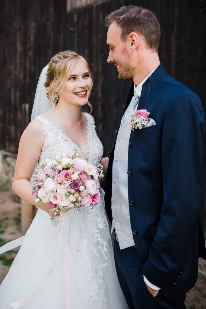 Braut und Bräutigam lächelnd