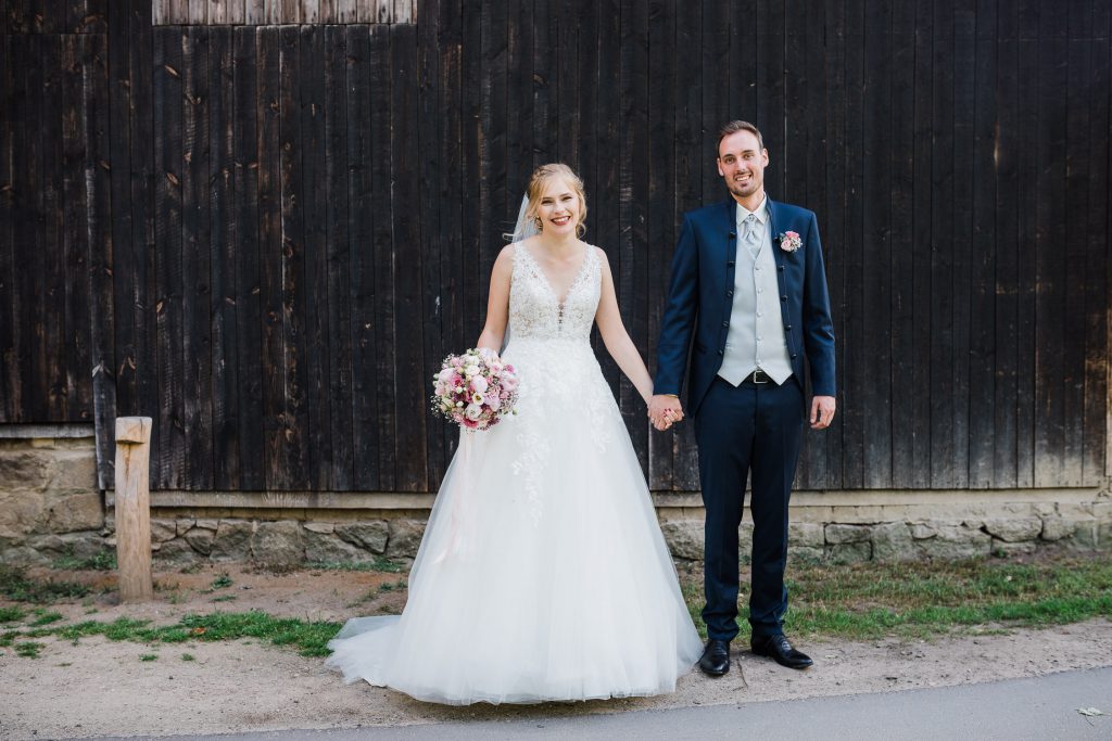 Braut und Bräutigam nehmen sich an die Hand