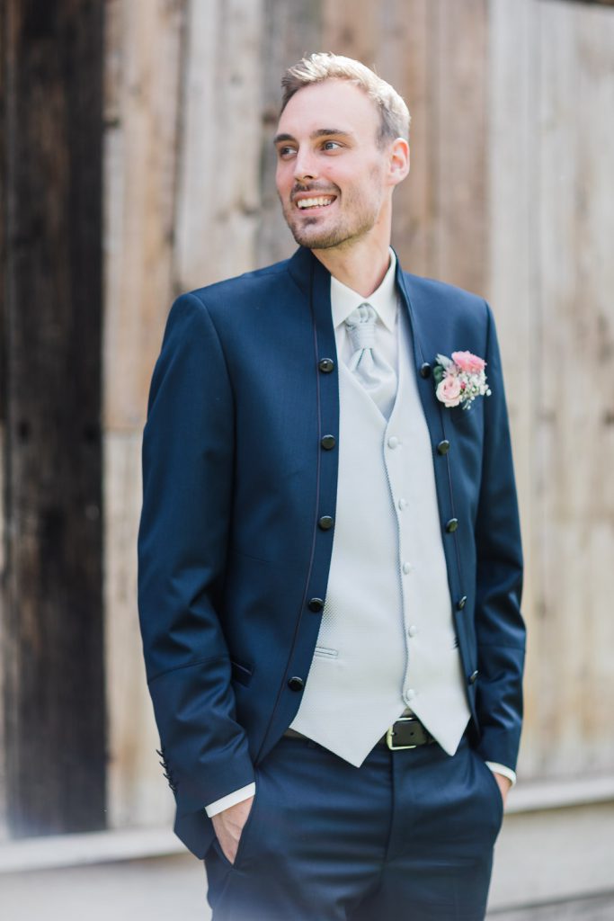 Bräutigam lächelnd