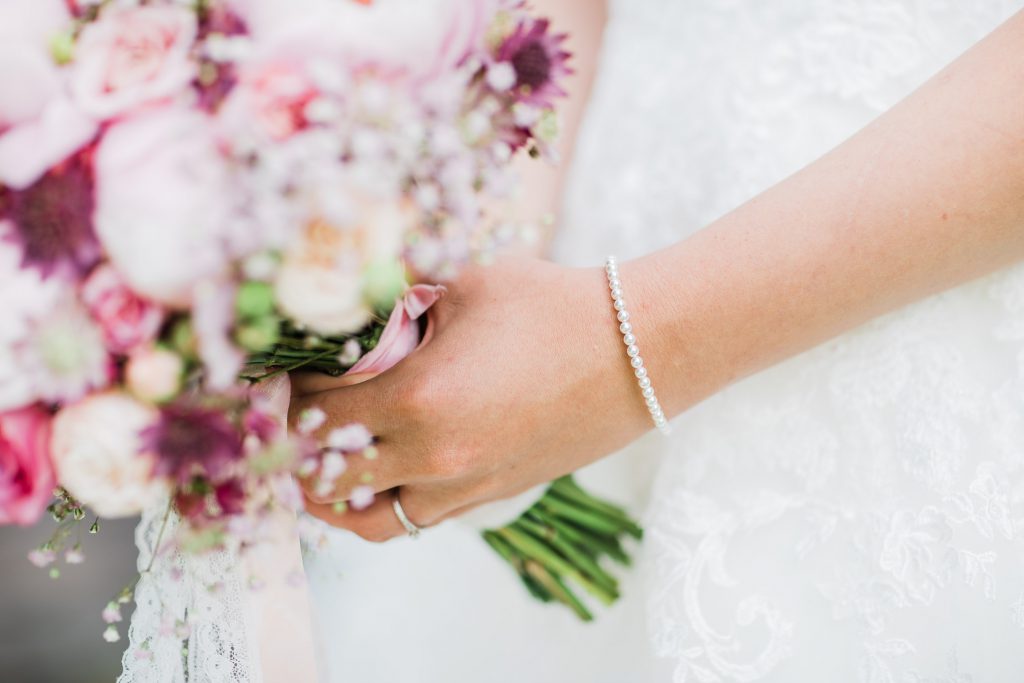 Braut hält Brautstrauß