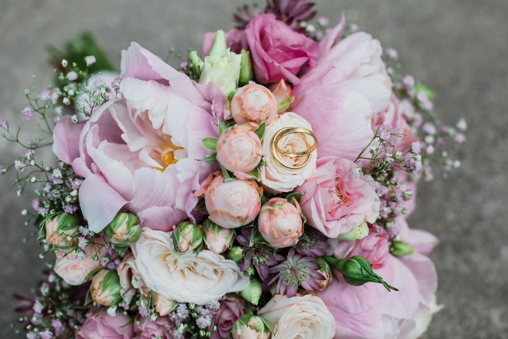 Eheringe im Brautstrauß