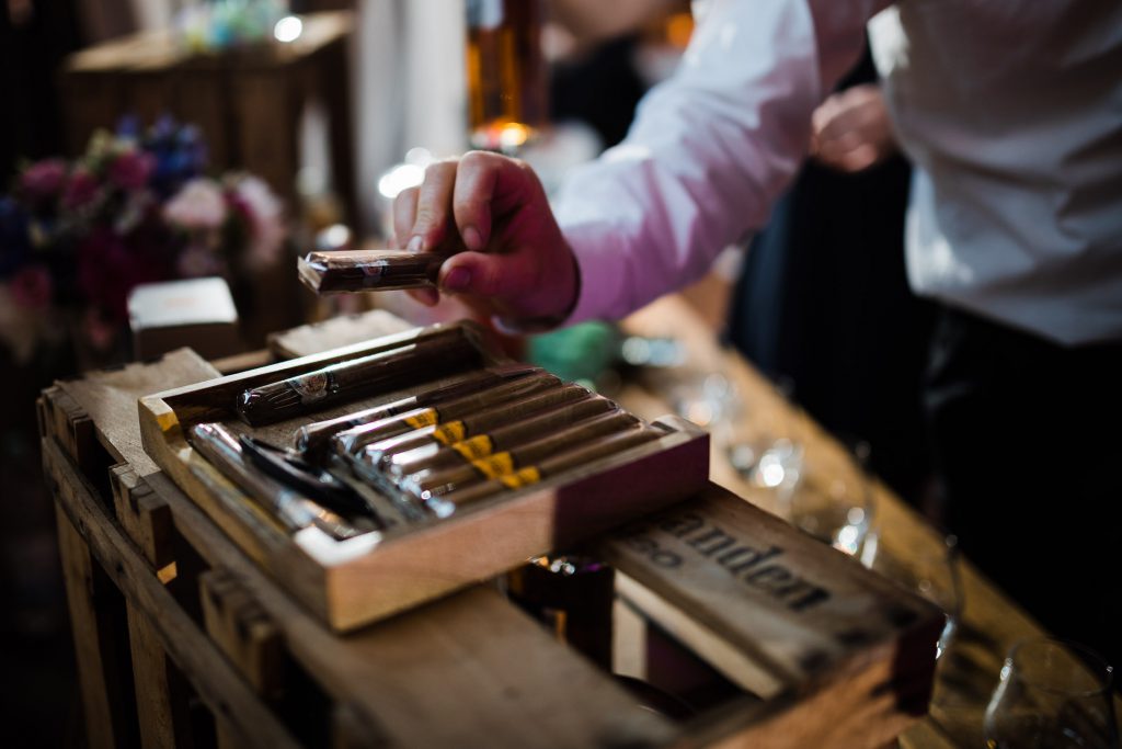 Bräutigam nimmt sich eine Zigarre