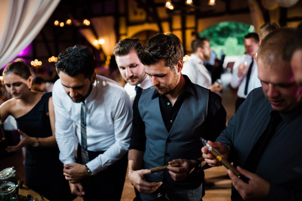 Gäste suchen sich Zigarre aus