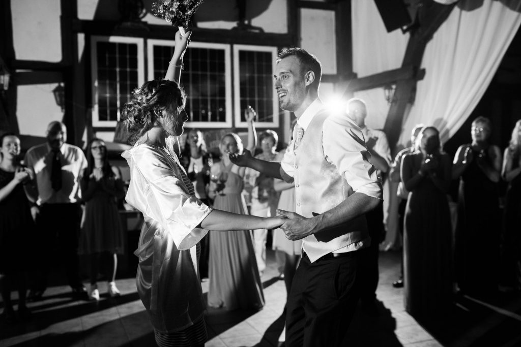 Braut und Bräutigam beim Hochzeitstanz
