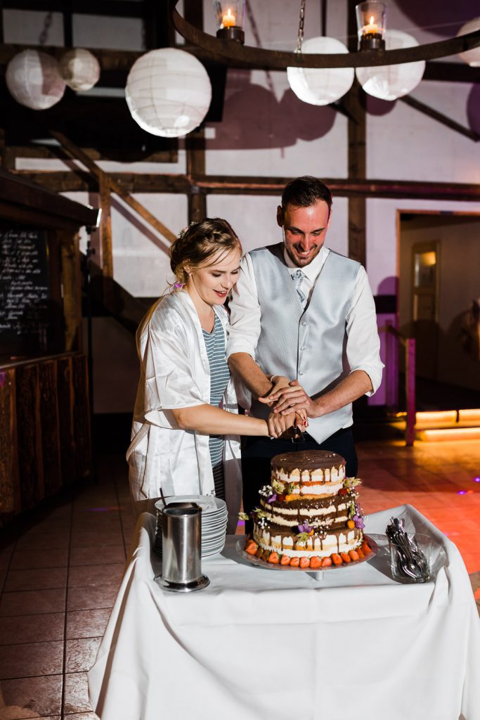Hochzeitspaar schneidet Torte an