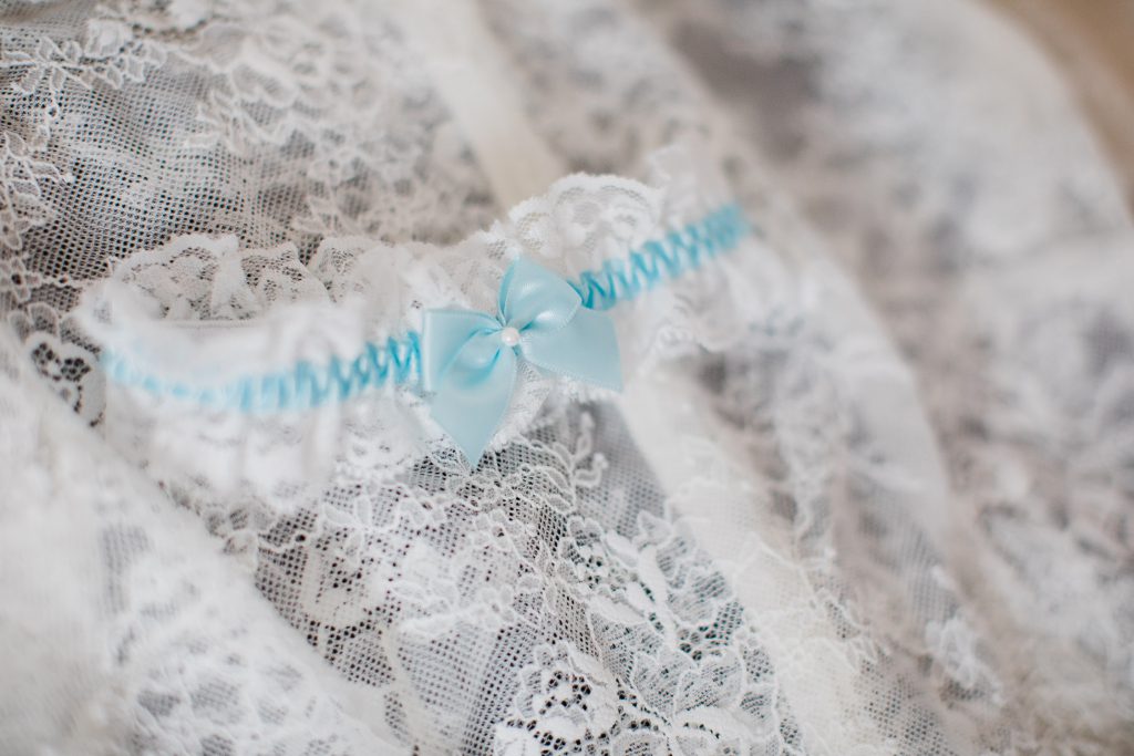 weißes Strumpfband mit blauer Schleife