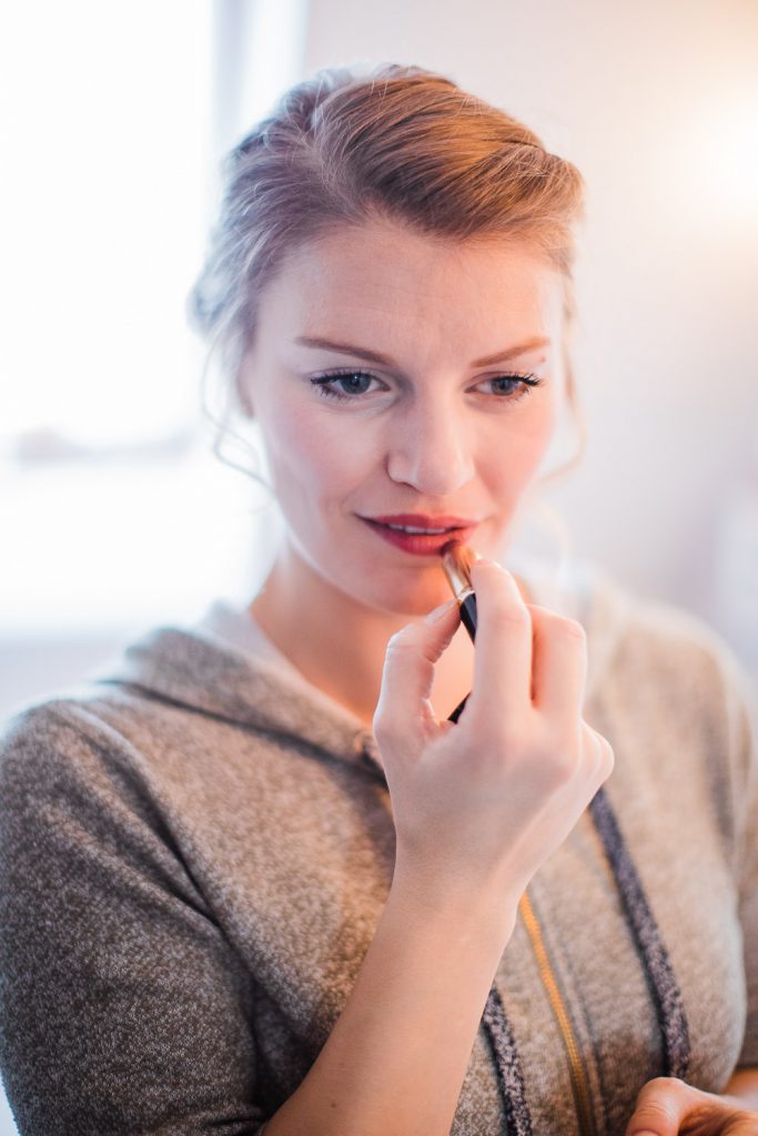 Braut trägt Lippenstift auf