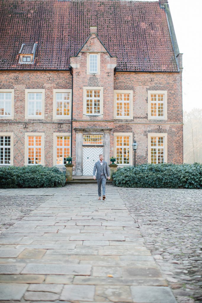 Bräutigam vor Haus Welbergen