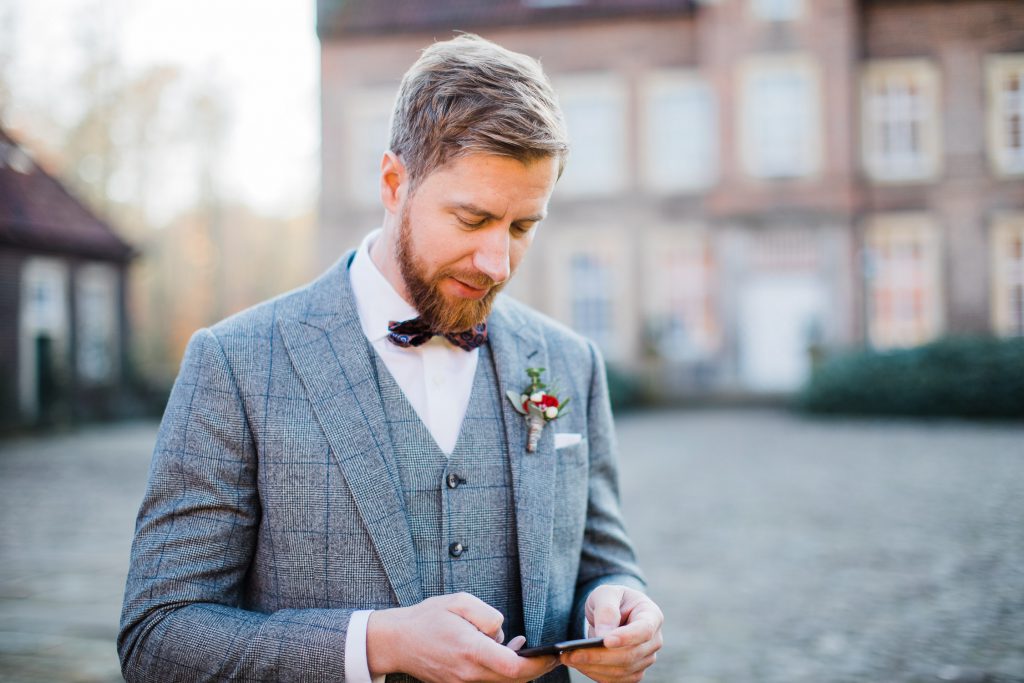 Bräutigam schreibt SMS