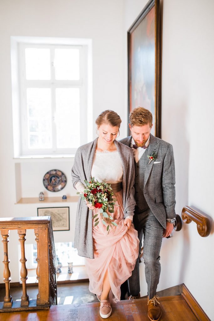 Brautpaar auf einer Treppe