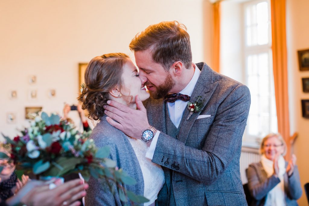 Braut und Bräutigam küssen sich