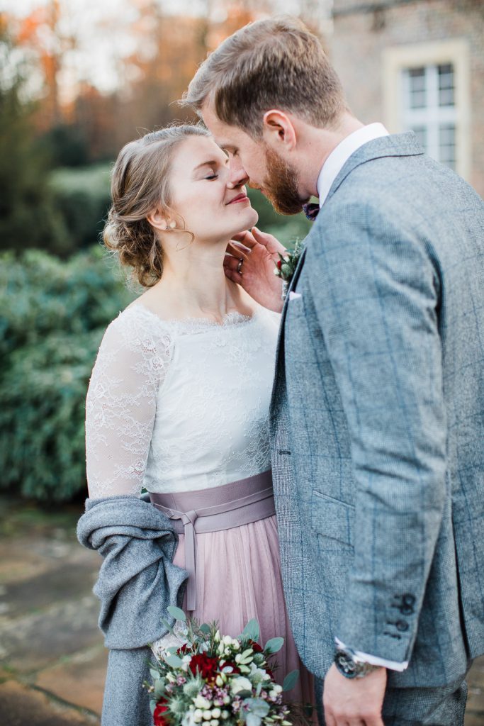 Braut und Bräutigam küssen sich