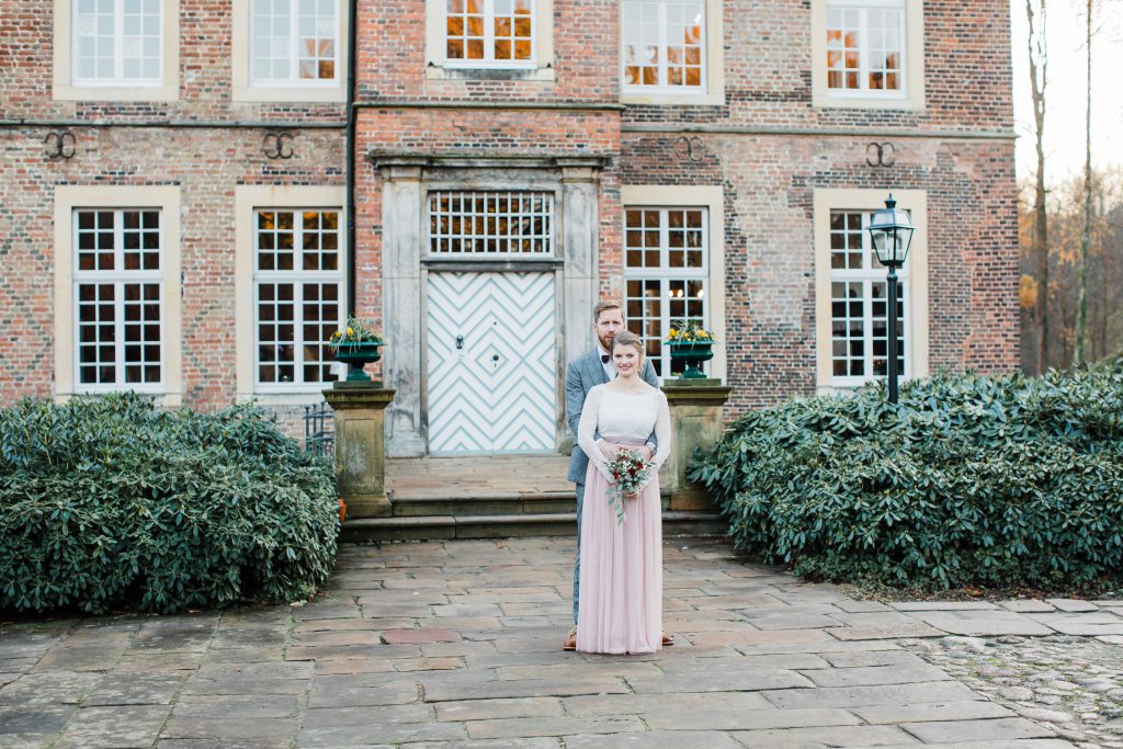 Portrait des Paares vor dem Standesamt