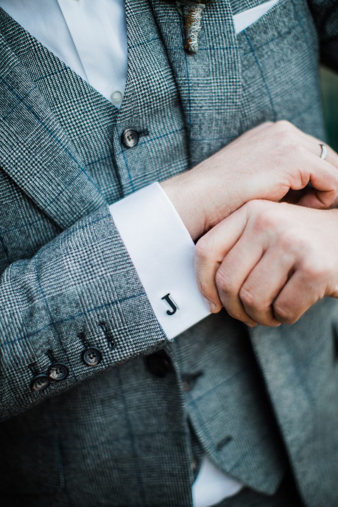 Manschettenknöpfe und Anzug des Bräutigams