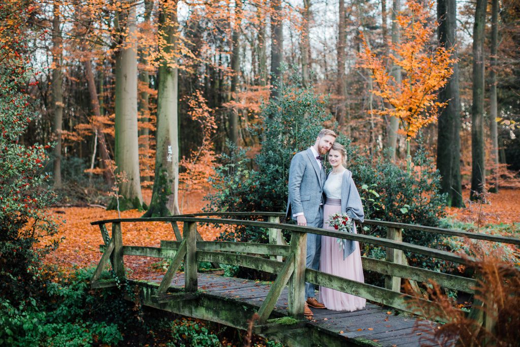 Braut und Bräutigam Auf einer Brücke im Wald