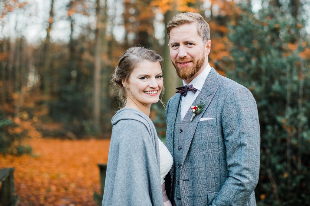 Braut und Bräutigam im Wald