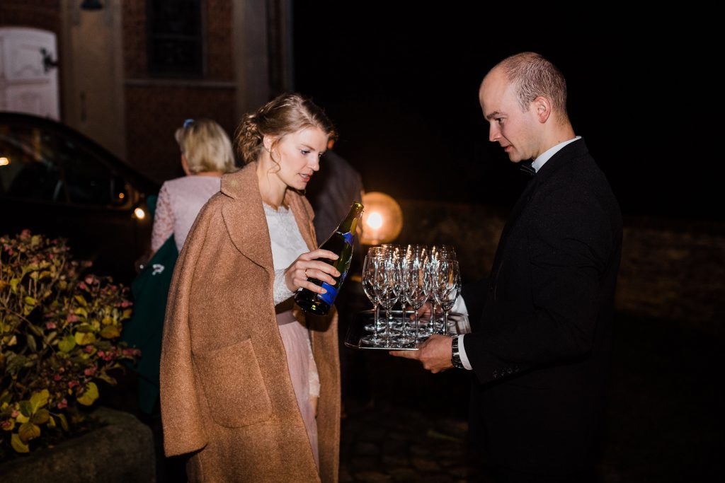 Braut schenkt Champagner ein