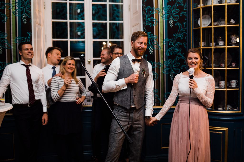 Braut und Bräutigam singen Karaoke